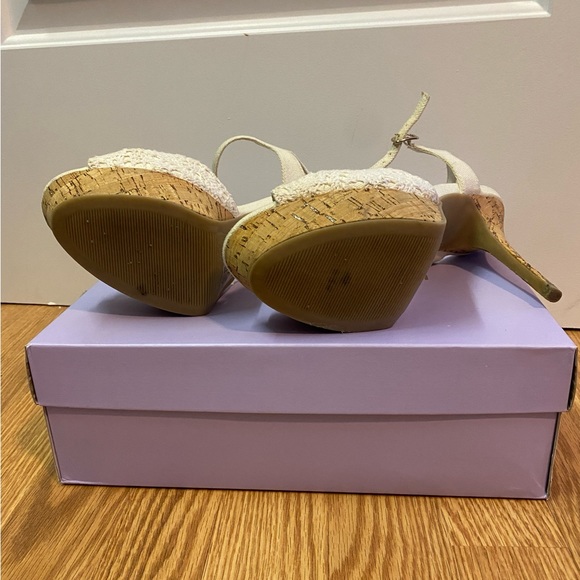 Jennifer Lopez cream lace heel, size 8, 4.5” heel in great used condition - Picture 4 of 6